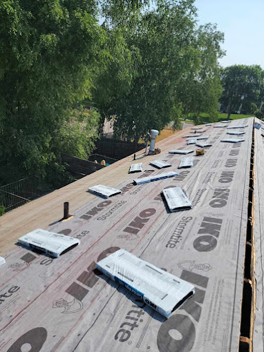 A flatbed truck with a lot of flatbeds on top of it